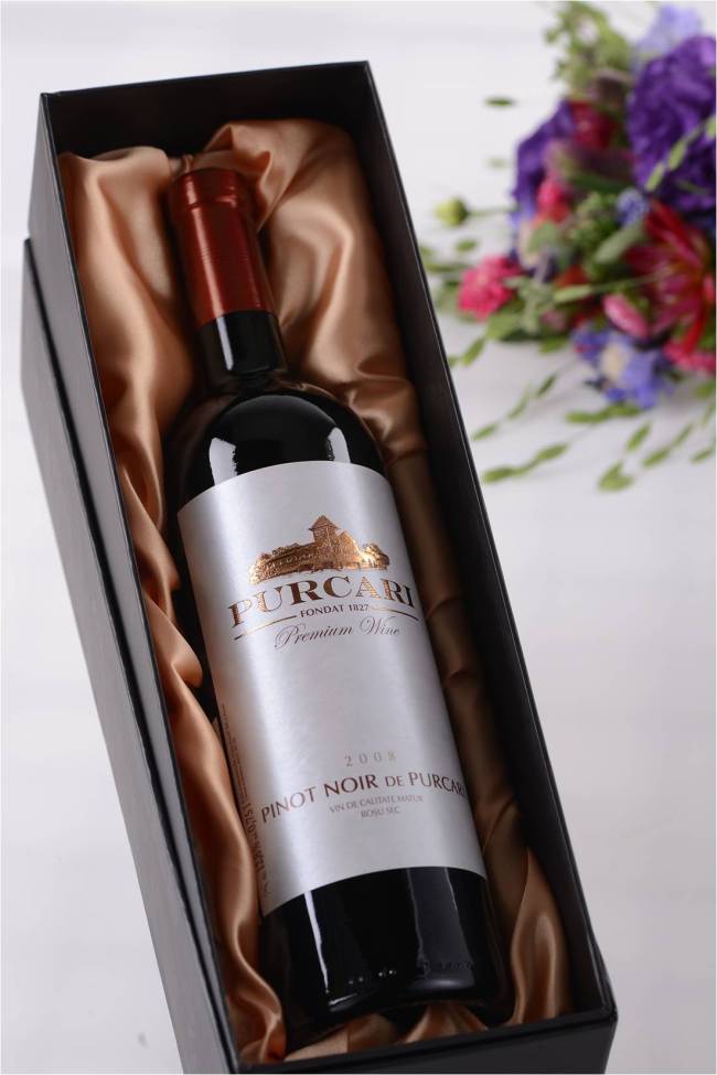 국내 유일의 몰도바 와인 공급 업체 차르와인(www.czarwine.com, 02-557-1531)에서는 설날을 맞이하여 VIP를 위한 설 선물 세트를 특가 제공한다.
가격대별로 구성되어 있는 이번 몰도바 와인 설 선물 세트는 와인 서적의 베스트셀러로도 유명한 ‘신의 물방울’에 소개된 ‘피노누아 드 푸카리’를 비롯하여 지난해 푸틴 대통령 방한 당시 의전용 와인으로 제공된 일명 ‘푸틴의 와인’이 호텔 선물세트로 포함되어 있다.