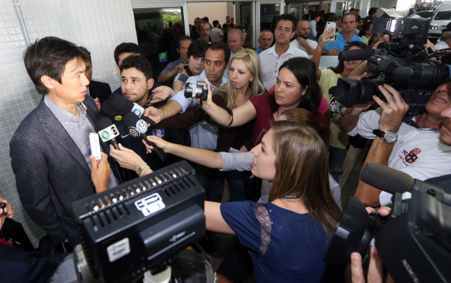 Korea’s head coach Hong Myung-bo speaks to the media in Brazil on Tuesday.   Yonhap News