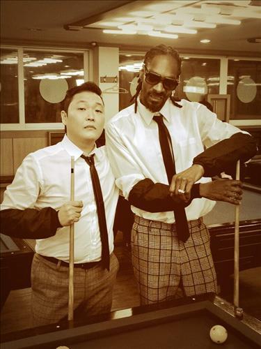 Psy (left) poses alongside American hip-hop icon Snoop Dogg.   Psy’s Twitter