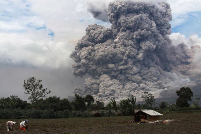 The Sinabung volcano spews hot ash in Karo, Indonesia, Tuesday.   AFP-Yonhap News