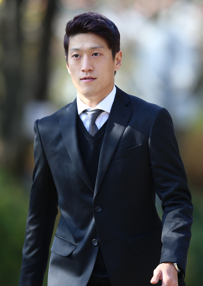 이청용(축구선수/볼튼원더러스FC미드필더)
내가 사는 아파트 뒤로 중학교가 아담하게 자리 잡고 있다. 조밀하게 붙어 있는 아파트촌의 각박한 시야를 벗어나, 그나마 텅 빈 공간을 음미할 수 있어, 마음이 머무는 곳이다.