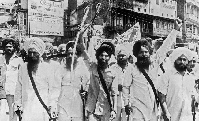 Sikh militants march in the streets of Amritsar, Punjab, India, on April 16, 1984.   AFP-Yonhap News