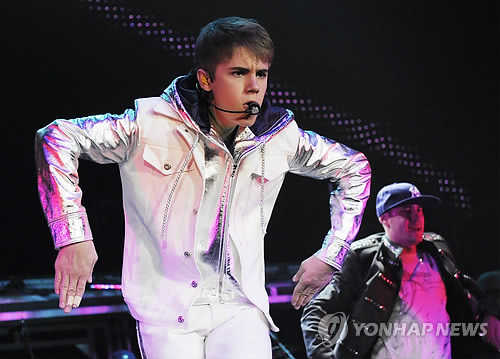 저스틴비버(JustinBieber/가수)
팝스타 저스틴 비버(20)에 대한 경찰의 가택 수사 과정에서 마약을 소지한 남성이  체포 됐다고 외신들이 15일 전했다.