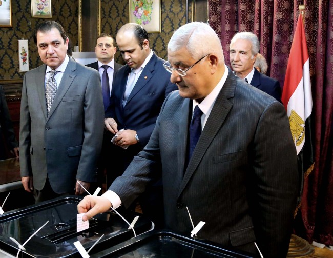 Interim President Adly Mansour casts his vote at a polling station in Cairo on Tuesday.   AP-Yonhap News
