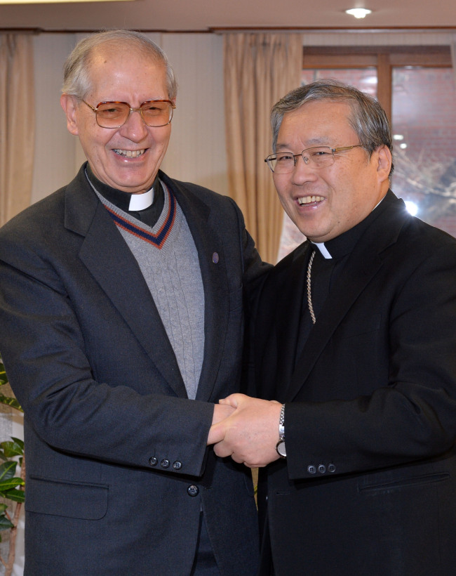 Rev. Adolfo Nicolas (left), the superior general of the Society of Jesus, is greeted by Seoul Archbishop Andrew Yeom Soo-jung at the Seoul Archdiocese in Myeong-dong, Seoul, Wednesday. The leader of the Jesuits arrived here on Tuesday for a four-day visit.   Lee Sang-sub/The Korea Herald