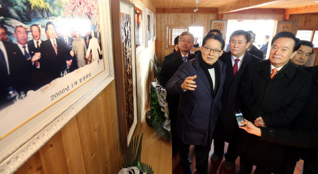 Lawmakers taking part in a forum aimed at reducing regionalism, including Democratic Party Rep. Park Jie-won (second from left) and Saenuri Party floor leader Rep. Choi Kyung-hwan (second from right), tour late President Kim Dae-jung’s birthplace in Sinan-gun, South Jeolla Province, Wednesday.   Yonhap News