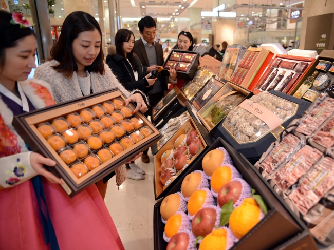 부산지역 롯데백화점이 본격적인 설날 선물 행사에 돌입한 가운데 15일, 롯데백화점 광복점 지하 1층 식품관에서는 정육ㆍ갈비, 수산, 청과, 건강 등 전상품에 걸쳐 설날선물 세트 상품을 진열해 선보이고 있다. 이번 설 선물 세트 행사는 오는 30일까지 진행한다.