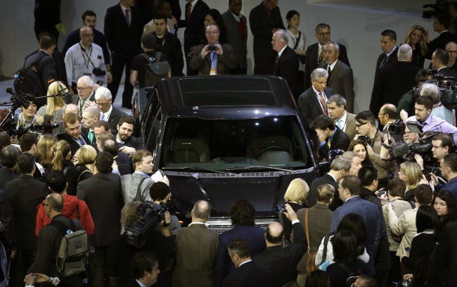 Journalists surround the new F-150, which has a body built almost entirely out of aluminum, at the North American International Auto Show in Detroit.   AP-Yonhap News