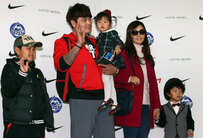Choo Shin-soo and his family at Incheon International Airport on Wednesday   Yonhap News