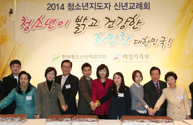 <YONHAP PHOTO-1619> 2014 청소년지도자 신년교례회 (서울=연합뉴스) 15일 오후 서울 종로구 AW컨벤션센터에서 열린 '2014년 청소년지도자 신년교례회'에서 조윤선 여성가족부장관, 청소년 단체에 종사하는 청소년 대표들과 관계자들이 기념떡을 썰고 있다. 2014.1.15 << 여성가족부 >> photo@yna.co.kr/2014-01-15 18:55:06/ <저작권자 ⓒ 1980-2014 ㈜연합뉴스. 무단 전재 재배포 금지.>
<YONHAP PHOTO-1619> 2014 청소년지도자 신년교례회 (서울=연합뉴스) 15일 오후 서울 종로구 AW컨벤션센터에서 열린 '2014년 청소년지도자 신년교례회'에서 조윤선 여성가족부장관, 청소년 단체에 종사하는 청소년 대표들과 관계자들이 기념떡을 썰고 있다. 2014.1.15 << 여성가족부 >> photo@yna.co.kr/2014-01-15 18:55:06/ <저작권자 ⓒ 1980-2014 ㈜연합뉴스. 무단 전재 재배포 금지.>
<YONHAP PHOTO-1619> 2014 청소년지도자 신년교례회 (서울=연합뉴스) 15일 오후 서울 종로구 AW컨벤션센터에서 열린 '2014년 청소년지도자 신년교례회'에서 조윤선 여성가족부장관, 청소년 단체에 종사하는 청소년 대표들과 관계자들이 기념떡을 썰고 있다. 2014.1.15 << 여성가족부 >> photo@yna.co.kr/2014-01-15 18:55:06/ <저작권자 ⓒ 1980-2014 ㈜연합뉴스. 무단 전재 재배포 금지.>