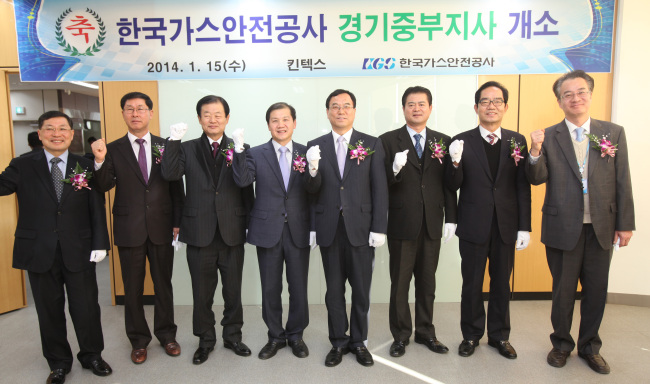 <YONHAP PHOTO-1208> 한국가스안전공사 경기중부지사 개소 (서울=연합뉴스) 한국가스안전공사는 15일 경기중부지역 현장 가스안전관리 강화를 위해 경기도 일산 킨텍스 안에 경기중부지사를 개소했다. 2014.1.15 << 한국가스안전공사 제공 >> photo@yna.co.kr/2014-01-15 16:06:25/ <저작권자 ⓒ 1980-2014 ㈜연합뉴스. 무단 전재 재배포 금지.>
<YONHAP PHOTO-1208> 한국가스안전공사 경기중부지사 개소 (서울=연합뉴스) 한국가스안전공사는 15일 경기중부지역 현장 가스안전관리 강화를 위해 경기도 일산 킨텍스 안에 경기중부지사를 개소했다. 2014.1.15 << 한국가스안전공사 제공 >> photo@yna.co.kr/2014-01-15 16:06:25/ <저작권자 ⓒ 1980-2014 ㈜연합뉴스. 무단 전재 재배포 금지.>
<YONHAP PHOTO-1208> 한국가스안전공사 경기중부지사 개소 (서울=연합뉴스) 한국가스안전공사는 15일 경기중부지역 현장 가스안전관리 강화를 위해 경기도 일산 킨텍스 안에 경기중부지사를 개소했다. 2014.1.15 << 한국가스안전공사 제공 >> photo@yna.co.kr/2014-01-15 16:06:25/ <저작권자 ⓒ 1980-2014 ㈜연합뉴스. 무단 전재 재배포 금지.>