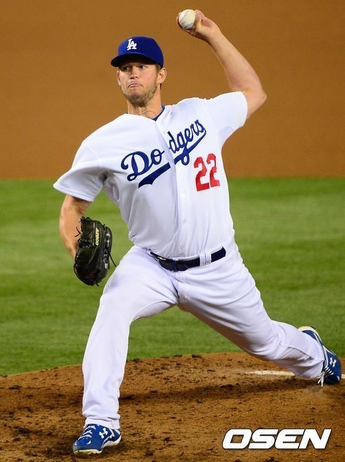 클레이튼커쇼(ClaytonKershaw/야구선수/LA다저스투수)
류현진(27)의 팀 동료이자 지난 시즌 사이영상 수상자인 메이저리그 최고투수 클레이튼 커쇼(26)가 LA 다저스와 초대형 계약에 합의했다. 7년간 2억1500만 달러(약 2289억 1050만원)로, 메이저리그 투수와 다저스 구단을 통틀어 역대 최고액이다.