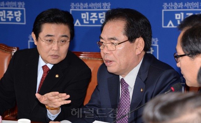전병헌 민주당 원내대표가 16일 오전 국회에서 열린 고위정책-정치개혁특위연석회의에서 백재현민주당 정개특위간사와 대화를하고 있다. 이길동기자.gdlee@-
민주 정개특위 대책 논의