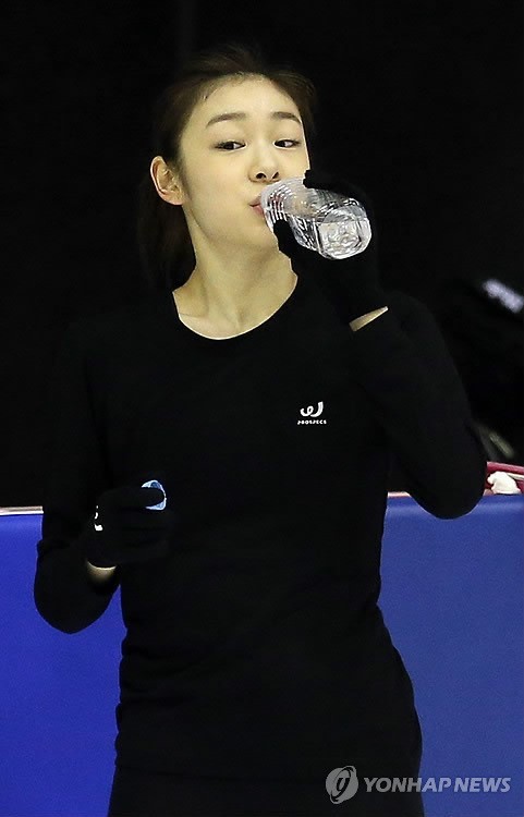 김연아(스케이트선수)
Korean workers are not drinking enough water, according to a survey released Wednesday.