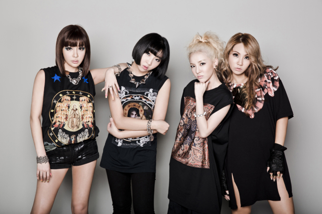 박봄(좌부터/가수/2NE1),공민지(가수/2NE1),박산다라(가수/2NE1),씨엘(이채린/가수/2NE1)
#1 한국문화산업교류재단에 따르면 한류 콘텐츠와 한국 화장품의 수출액은 정비례한다. 지난 2012년 한국 콘텐츠 수출액은 52억3200만달러로 전년 대비 8.9%가 증가했고 같은 기간 아모레퍼시픽, LG생활건강, 미샤 등 주요 화장품 업체의 해외매출은 10억6700만달러로 30% 이상 성장했다.