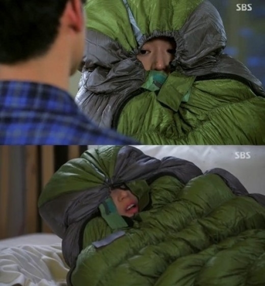 전지현(왕지현/영화배우)
인기리에 방영 중인 ‘별에서 온 그대’ 복선이 화제를 모으고 있는 가운데 전지현이 애벌레 같은 모습으로 시청자들을 사로잡았다.