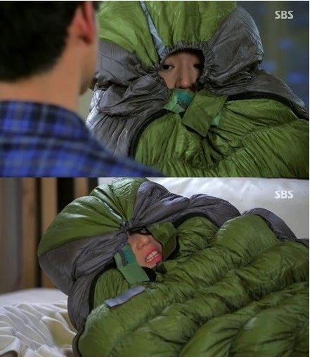 전지현(왕지현/영화배우)
배우 전지현이 침낭을 뒤집어 쓴 채 애벌레 같은 모습으로 웃음을 선사했다.