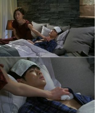 전지현(위부터/왕지현/영화배우),김수현(탤런트/영화배우)
전지현이 김수현의 옷을 벗기려 했다.