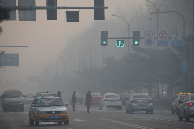 Vehicles run on a smog-enveloped road in Changchun, capital of northeast China’s Jilin province.   Xinhua-Yonhap News