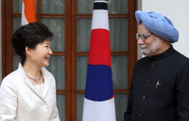 South Korean President Park Geun-hye meets Indian Prime Minister Manmohan Singh before their summit in New Delhi on Thursday.   Yonhap News