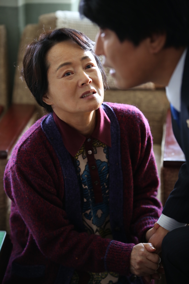 김영애(탤런트/기업인)
40대 중반의 직장인 김성구 씨는 “‘변호인’을 보며 오랜만에 눈물을 쏟았다. 누구 눈치 볼 것도 없었다”고 말했다. 그는 “고 노무현 전 대통령의 전기적 사실에서 영감을 받아 만들어진 영화라고 하지만, 나는 그분의 지지자는 아니다