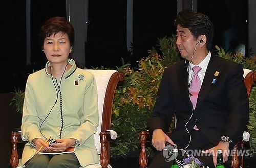 박근혜(좌부터/대통령/대한민국대통령),아베신조(AbeShinzo/정치인/일본총리)
일본의 신조 아베 총리와 한국의 박근혜 대통령 양측 모두 “역사적 교훈”을 위협하는 인물들이라고 미 현지 일간지 뉴욕타임즈의 국제판인 인터내셔널 뉴욕타임즈가 보도했다.
(사진 = 연합) 신조 아베 총리가 박근혜 대통령을 응시하고 있다.