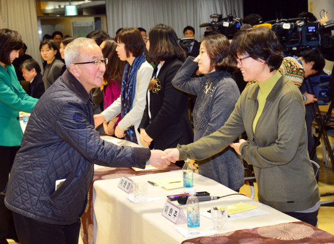 현오석 경제부총리가 지난 16일 오후 서울시 광진구 여성능력개발원에 현장방문해 경력 단절 여성 구직자와 인사를 하고 있다.