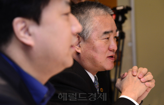 정부의 의료정책에 반발해 3월 총파업을 예고한 대한의사협회가 17일 오전 서울 중구 한 식당에서 보건복지부와 상견례를 겸한 의정협의체 준비 조찬 모임을 가지고 있는 가운데 임수흠 서울시의사회장이 모두발언을 하고 있다. 박해묵 기자/mook@heraldcorp.com
정부의 의료정책에 반발해 3월 총파업을 예고한 대한의사협회가 17일 오전 서울 중구 한 식당에서 보건복지부와 상견례를 겸한 의정협의체 준비 조찬 모임을 가지고 있는 가운데 임수흠 서울시의사회장이 모두발언을 하고 있다. 박해묵 기자/mook@heraldcorp.com
정부의 의료정책에 반발해 3월 총파업을 예고한 대한의사협회가 17일 오전 서울 중구 한 식당에서 보건복지부와 상견례를 겸한 의정협의체 준비 조찬 모임을 가지고 있는 가운데 임수흠 서울시의사회장이 모두발언을 하고 있다. 박해묵 기자/mook@heraldcorp.com