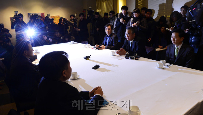 정부의 의료정책에 반발해 3월 총파업을 예고한 대한의사협회가 17일 오전 서울 중구 한 식당에서 보건복지부와 상견례를 겸한 의정협의체 준비 조찬 모임을 가지고 있다. 박해묵 기자/mook@heraldcorp.com
정부의 의료정책에 반발해 3월 총파업을 예고한 대한의사협회가 17일 오전 서울 중구 한 식당에서 보건복지부와 상견례를 겸한 의정협의체 준비 조찬 모임을 가지고 있다. 박해묵 기자/mook@heraldcorp.com
정부의 의료정책에 반발해 3월 총파업을 예고한 대한의사협회가 17일 오전 서울 중구 한 식당에서 보건복지부와 상견례를 겸한 의정협의체 준비 조찬 모임을 가지고 있다. 박해묵 기자/mook@heraldcorp.com