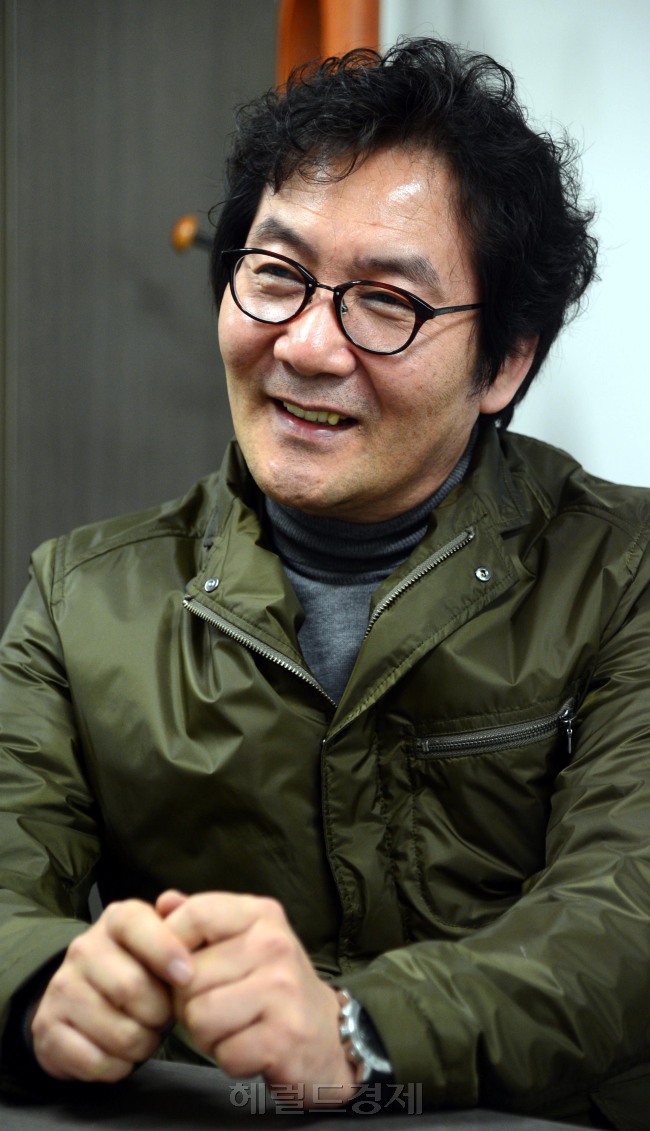 최정철 공예디자인진흥원장<br />김명섭 기자 msiron@heraldcorp.com
최정철 공예디자인진흥원장
김명섭 기자 msiron@heraldcorp.com