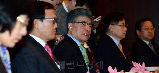 17일 오전 서울 한국은행 본관에서 열린 금융협의회에서 김중수 한국은행 총재과 은행장들과 대화를 나누고 있다.<br />김명섭 기자 msiron@heraldcorp.com
17일 오전 서울 한국은행 본관에서 열린 금융협의회에서 김중수 한국은행 총재과 은행장들과 대화를 나누고 있다.
김명섭 기자 msiron@heraldcorp.com