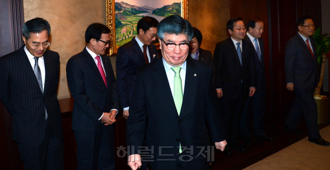 17일 오전 서울 한국은행 본관에서 열린 금융협의회에서 김중수 한국은행 총재와 은행장들이 회의실로 들어오고 있다.<br />김명섭 기자 msiron@heraldcorp.com
17일 오전 서울 한국은행 본관에서 열린 금융협의회에서 김중수 한국은행 총재와 은행장들이 회의실로 들어오고 있다.
김명섭 기자 msiron@heraldcorp.com