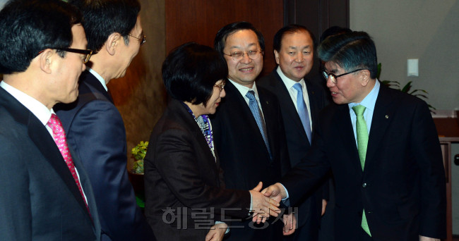 17일 오전 서울 한국은행 본관에서 열린 금융협의회에서 김중수 한국은행 총재와은행장들이 인사를 나누고 있다.<br />김명섭 기자 msiron@heraldcorp.com
17일 오전 서울 한국은행 본관에서 열린 금융협의회에서 김중수 한국은행 총재와은행장들이 인사를 나누고 있다.
김명섭 기자 msiron@heraldcorp.com
