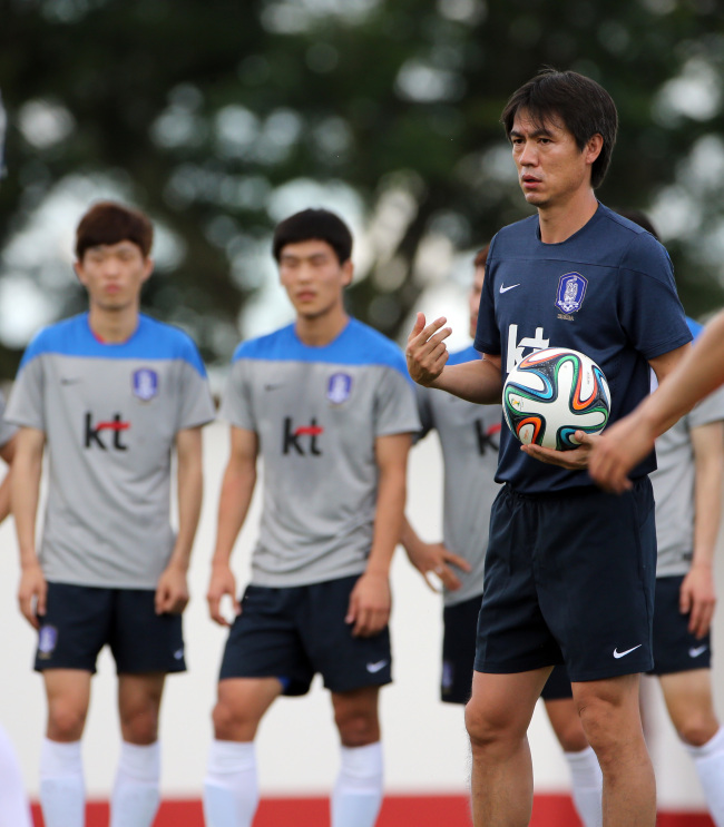 홍명보(축구감독/전축구선수/축구국가대표팀)
FOZ DO IGUACU, Brazil (Yonhap News) ― Former national men’s football team captain Park Ji-sung could return to play in one of South Korea’s tune-up matches ahead of this year’s FIFA World Cup, the squad’s head coach said Thursday.
Korea head coach Hong Myung-bo runs a practice session in Brazil on Thursday.   Yonhap News