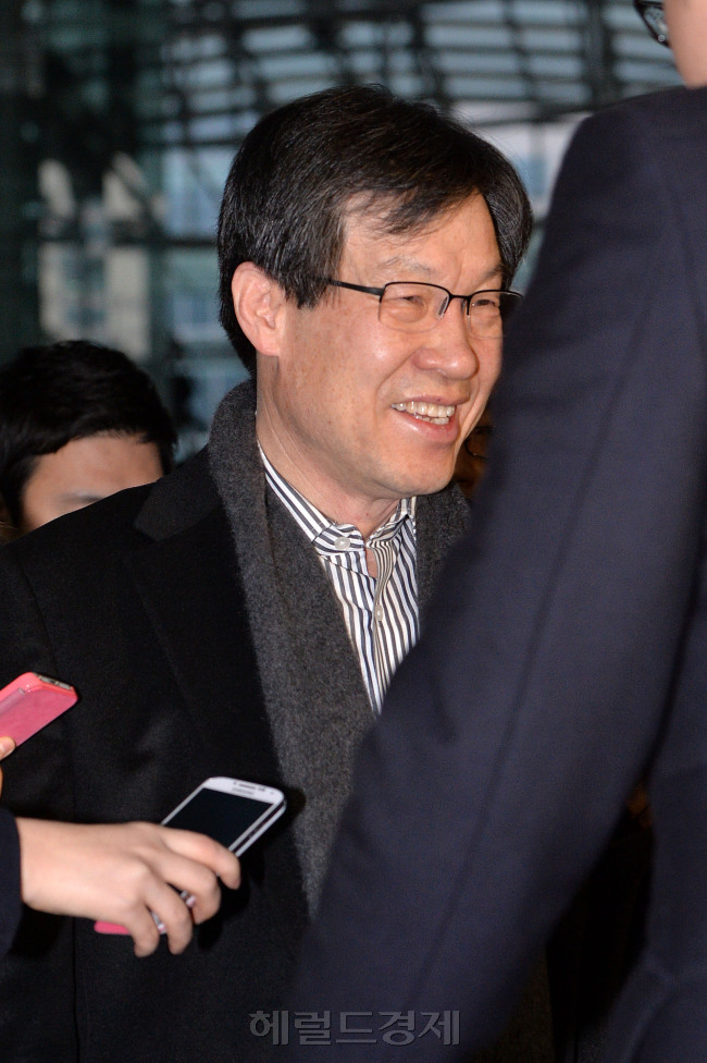 17일 오전 포스코 차기 회장으로 내정된 권오준 포스코회장 내정자가 서울 대치동 포스코센터빌딩으로 출근하는 길에 기자들과 만나 포스코를 국민의 존경을 받는 기업으로 만들겠다는 의지를 밝히고 있다.<br />이상섭 기자. babtong@heraldcorp.com 2014.01.17
17일 오전 포스코 차기 회장으로 내정된 권오준 포스코회장 내정자가 서울 대치동 포스코센터빌딩으로 출근하는 길에 기자들과 만나 포스코를 국민의 존경을 받는 기업으로 만들겠다는 의지를 밝히고 있다.
이상섭 기자. babtong@heraldcorp.com 2014.01.17
17일 오전 포스코 차기 회장으로 내정된 권오준 포스코회장 내정자가 서울 대치동 포스코센터빌딩으로 출근하는 길에 기자들과 만나 포스코를 국민의 존경을 받는 기업으로 만들겠다는 의지를 밝히고 있다.
이상섭 기자. babtong@heraldcorp.com 2014.01.17