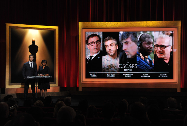 Actor Chris Hemsworth (left) and Cheryl Boone Isaacs, president of the Academy of Motion Picture Arts and Sciences, announce the Oscar nominations for Best Director on Thursday, in Beverly Hills, California. AP-Yonhap News