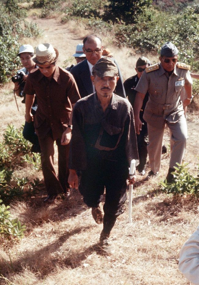 This picture taken on March 11, 1974 shows former Japanese imperial army soldier Hiroo Onoda (center) walking from the jungle where he had hidden since World War II, on Lubang island in the Philippines.   AFP-Yonhap News