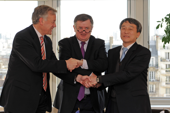 Incheon International Airport CEO Jung Chang-soo (right) poses with Schiphol Group president Jos Nijhuis (first from left) and Aeroports de Paris (Paris Airports) chairman Augustin de Romanet after signing a strategic partnership for wider cooperation in Paris on Saturday.   Incheon International Airport