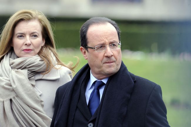 French President Francois Hollande and his partner Valerie Trierweiler leave the Prefecture of Correze in Tulle, France, on April 6.   AFP-Yonhap News