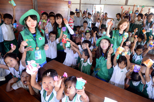 Participants in the Overseas Korean University Voluntary Activities for Myanmar pose with children at an elementary school in a village in Hlegu, about 100 kilometers from Yangon. The Korean university students took part in a 16-day volunteer program from Jan. 5 to Jan. 20 organized by the Korea Saemaul Undong Center.   Korea Saemaul Undong Center