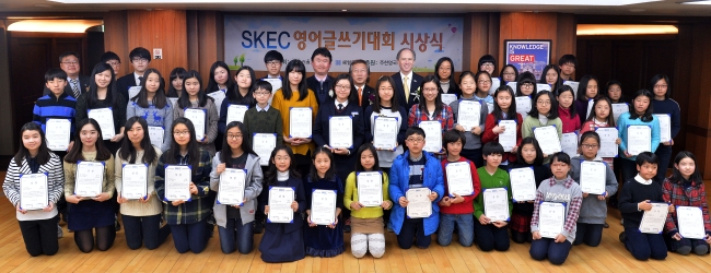 Award winners of the third Seoul National University of Education-Korea Herald English Contest pose with Herald Corp. CEO Lee Young-man (center, back row), British ambassador to South Korea Scott Wightman (sixth from right, back row) and SNUE English education professor Hong Sun-ho (seventh from left, back row) at the British ambassador’s residence in Seoul on Friday.   Lee Sang-sub/The Korea Herald