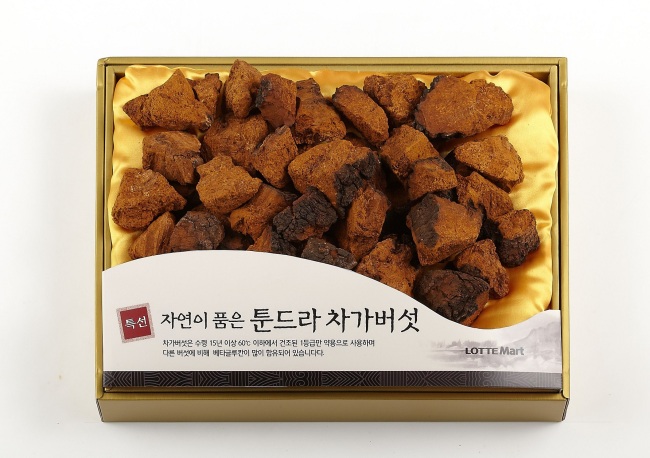 롯데마트 역시 ‘러시아 툰드라 차가버섯’을 차별화 상품으로 선보이고 있다. 기존엔 북한에서 생산한 백화 표고 버섯을 주요 상품으로 내세웠으나 최근 대북관계가 악화되면서 수입이 중단돼 이에대한 대체상품으로 ‘차가버섯’을 전면에 내세웠다. 살아있는 자작나무에 기생하는 차가버섯은 항암 효과와 함께 당뇨, 고혈압, 아토피에 효능이 있어 희귀 약용버섯으로 불린다.