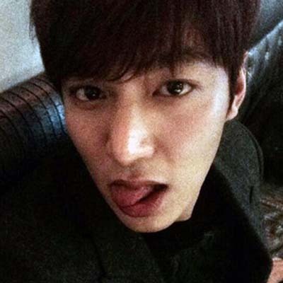 이민호(탤런트/영화배우)
‘이민호 메롱 셀카’가 공개됐다.
배우 이민호는 지난 18일 트위터에 ‘메롱셀카’ 사진과 함께 팬들에게 근황을 전했다.
