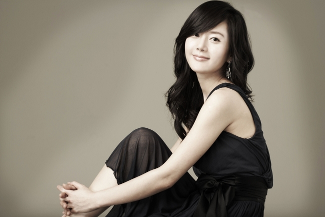 염정아(영화배우/미스코리아)
배우 염정아가 현 소속사인 판타지오(대표 나병준)와 재계약을 체결했다.