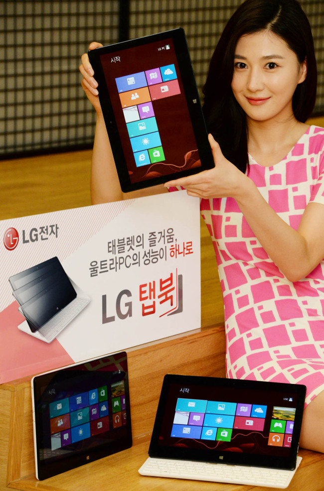 LG전자는 태블릿과 울트라북의 장점만을 채택한 ‘2014년형 탭북(모델명 11T740)’을 국내 시장에 출시했다고 20일 밝혔다. ‘2014년형 탭북’은 11.6(인치)형 풀HD IPS디스플레이, 4세대 Core i5/i3, 윈도우8 OS를 탑재했고, 전작(Z160) 대비 3㎜나 얇아진 두께 16.7㎜, 0.2㎏ 가벼워진 무게 1.05㎏으로 휴대성을 극대화했다. 모델이 ‘2014년형 탭북’을 들고 포즈를 취하고 있다.