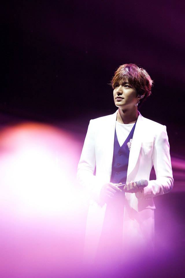 이민호(탤런트/영화배우)
한류스타 이민호가 얼마 전 중국 최대의 시상식인 ‘2013 바이두 페이디엔 시상식’에 참석한데 이어 오는 30일 생방송 되는 중국 국영방송인 CCTV의 춘절(중국의 설날) 특집프로 ‘춘지에완후이’(春節晩會 이하 춘완)에 출연한다.