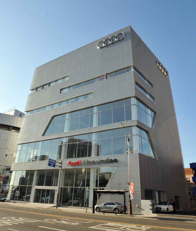 아우디 코리아가 20일 공식딜러 유카로 오토모빌이 해운대 전시장을 확장 오픈한다고 20일 밝혔다.
해운대 수입차 거리에 위치한 아우디 해운대 전시장은 연면적 4290㎡, 지상 7층 건물로 경남지역 수입차 전시장 중 최대 규모로 최대 26대까지 전시가 가능하다.