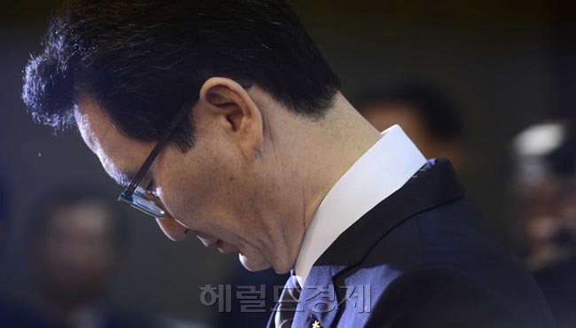 심재오(금융인/KB국민카드대표이사사장)
KB국민카드, 롯데카드, 농협카드 등 주요 카드업체에서 대량의 고객정보가 유출돼 사회적 파장을 일으키고 있는 가운데 20일 오전 서울 중구의 한 호텔에서 열린 카드3사(KB국민카드, NH농협카드, 롯데카드) 기자회견에서 심재오 KB국민카드 사장이 기자회견을 가지고 있다.