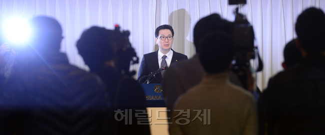 심재오(금융인/KB국민카드대표이사사장)
KB국민카드, 롯데카드, 농협카드 등 주요 카드업체에서 대량의 고객정보가 유출돼 사회적 파장을 일으키고 있는 가운데 20일 오전 서울 중구의 한 호텔에서 열린 카드3사(KB국민카드, NH농협카드, 롯데카드) 기자회견에서 심재오 KB국민카드 사장이 기자회견을 가지고 있다.
