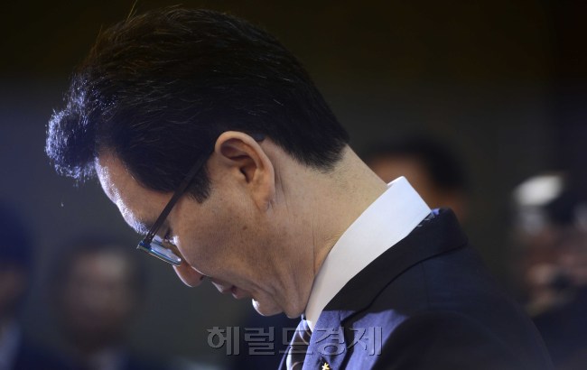 KB국민카드, 롯데카드, 농협카드 등 주요 카드업체에서 대량의 고객정보가 유출돼 사회적 파장을 일으키고 있는 가운데 20일 오전 서울 중구의 한 호텔에서 열린 카드3사(KB국민카드, NH농협카드, 롯데카드) 기자회견에서 심재오 KB국민카드 사장이 기자회견을 가지고 있다. 박해묵 기자/mook@heraldcorp.com